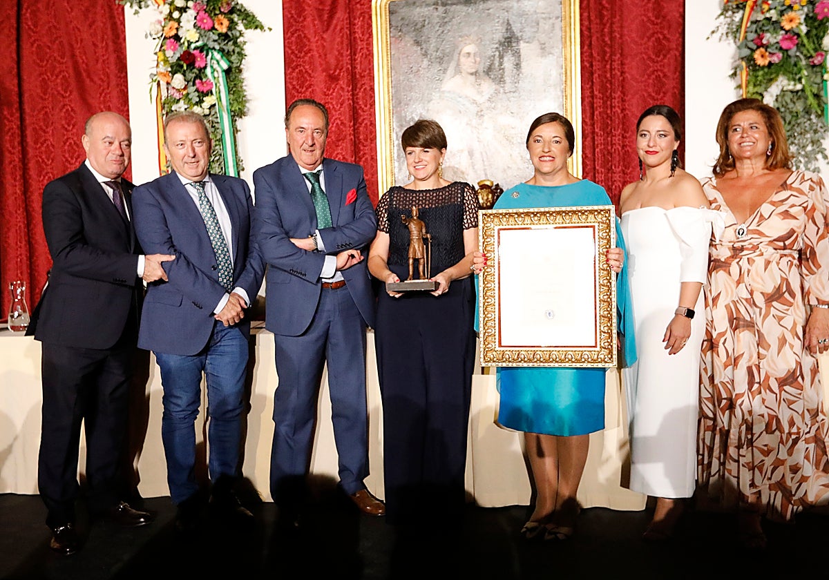 El alcalde Manuel Barón con los protagonistas de la primera noche de feria