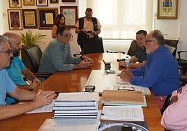 El secretario general de Agua de la Junta y el alcalde, durante a reunión, con responsables municipales y de la Junta.