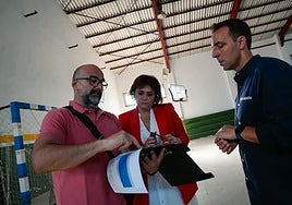 La alcaldesa y el concejal de Deportes reciben explicaciones sobre el proyecto.