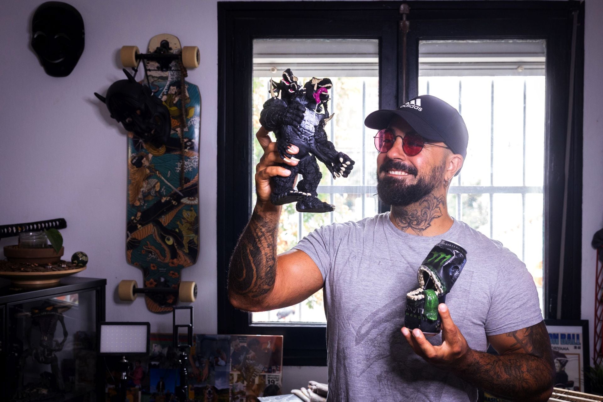 Petter OKKA en su estudio en Málaga, con dos monstruos creados por él con residuos y trozos de juguetes rotos