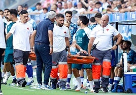 Pellicer se interesa por el estado de Luismi mientras abandonaba el terreno de juego de La Rosaleda en camilla.