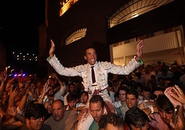 Salida a hombros de David de Miranda la tarde del 19 de agosto.