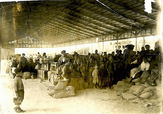 Emigrantes debajo del tinglado hacia 1905. Archivo Díaz de Escovar-Fundación Unicaja