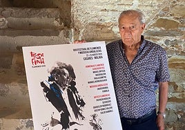 Diego Reyes, junto al cartel de la VIII Edición del Festival Rosa Fina de Casares.