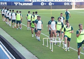 Los jugadores malaguistas, en unos ejercicios en La Rosaleda esta semana.
