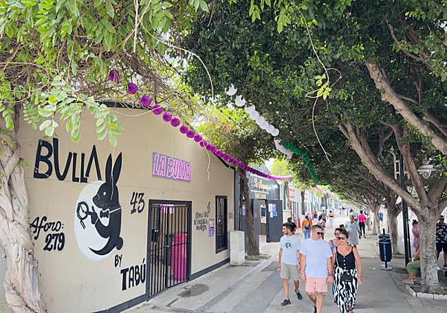 Fachada de la caseta La Bulla, tras el cierre.