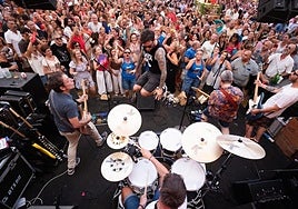 El grupo Mr. Proper puso ayer banda sonora al tardeo en el Real de la feria