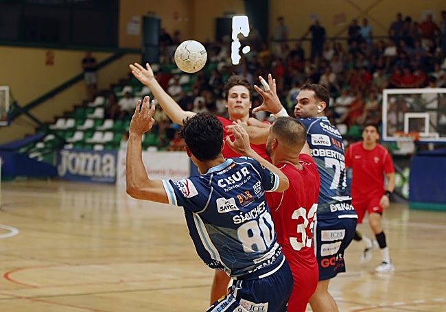 Otra acción de la semifinal de la Copa de Andalucía.