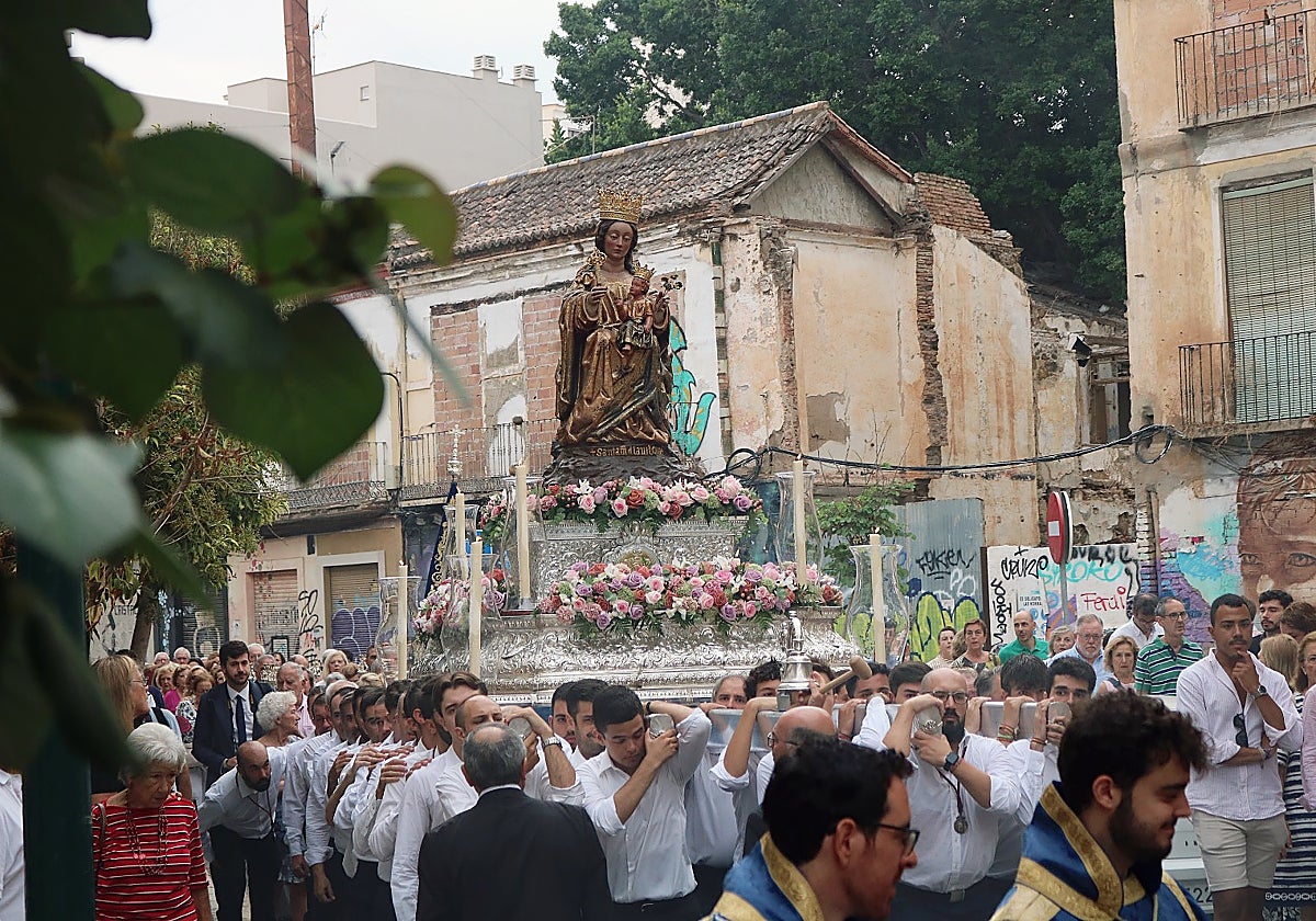 La Virgen de la Victoria a su paso por la maltrecha calle Lagunillas.