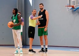 Ibon Navarro charla con Kravish durante el primer entrenamiento de la pretemporada.