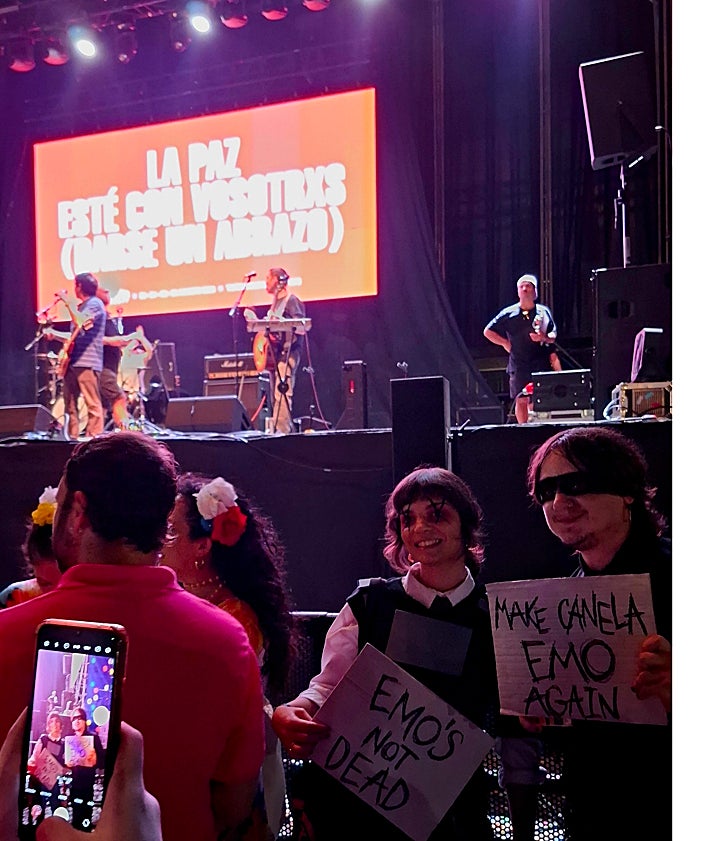 Imagen secundaria 2 - Canela Party: noche de guitarrazos y máscaras en Torremolinos