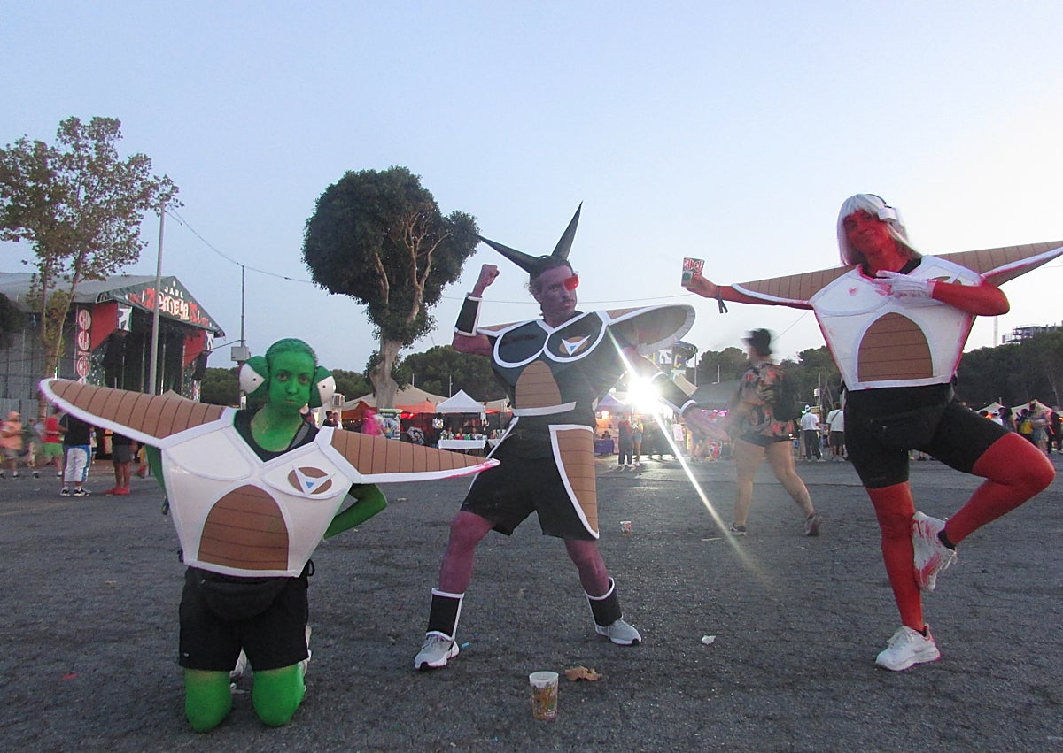 Imagen secundaria 1 - Canela Party: noche de guitarrazos y máscaras en Torremolinos