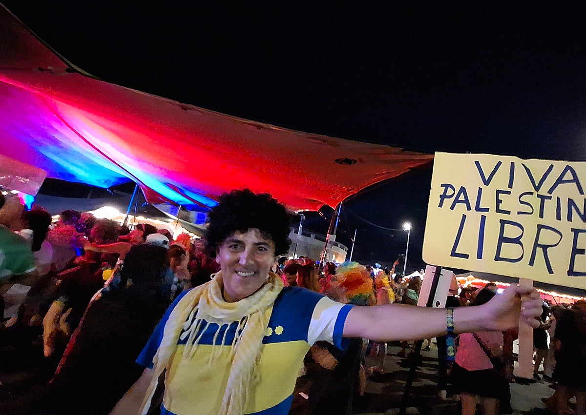 Imagen secundaria 1 - Canela Party: noche de guitarrazos y máscaras en Torremolinos