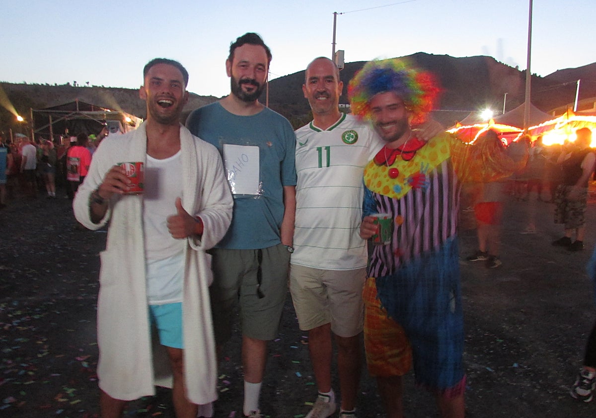 Imagen principal - Canela Party: noche de guitarrazos y máscaras en Torremolinos