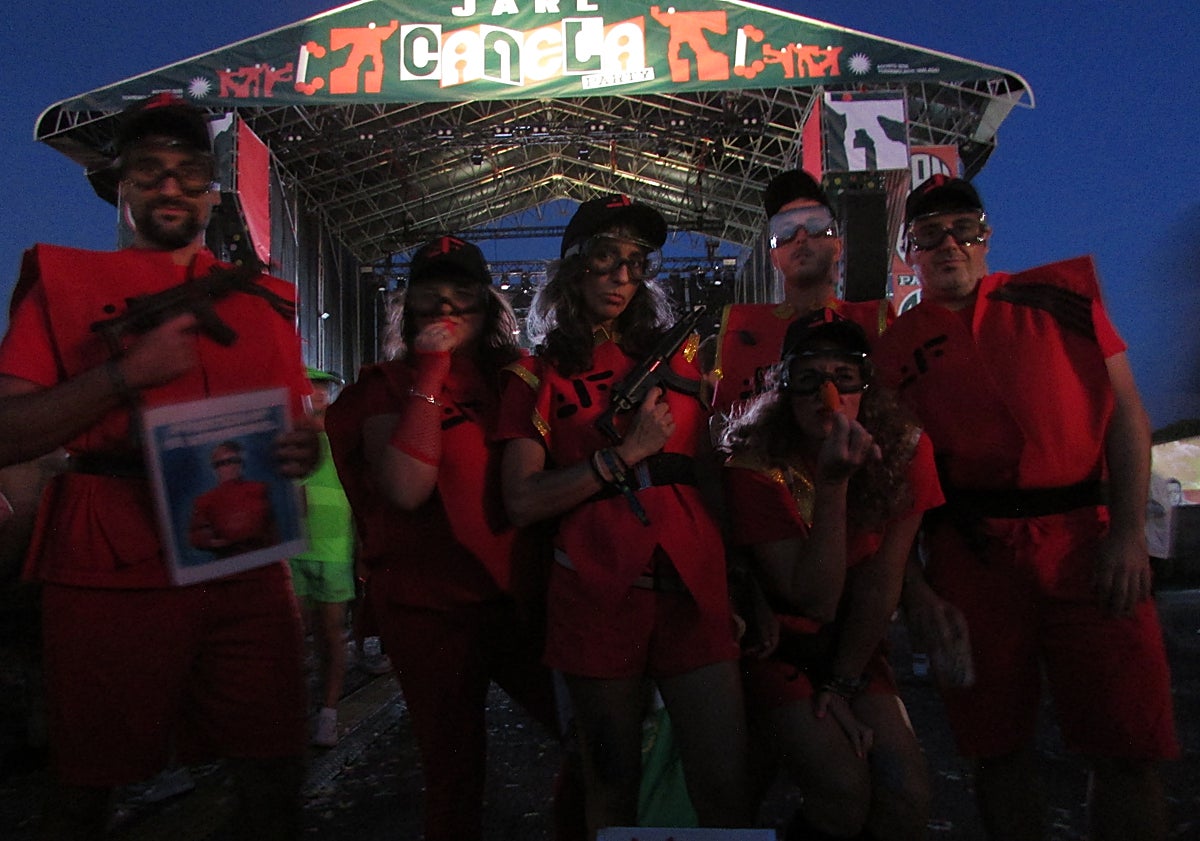 Imagen principal - Canela Party: noche de guitarrazos y máscaras en Torremolinos