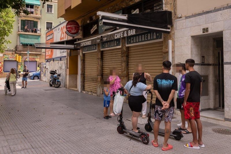 Vecinos en el lugar donde se ha registrado el apuñalamiento este domingo.