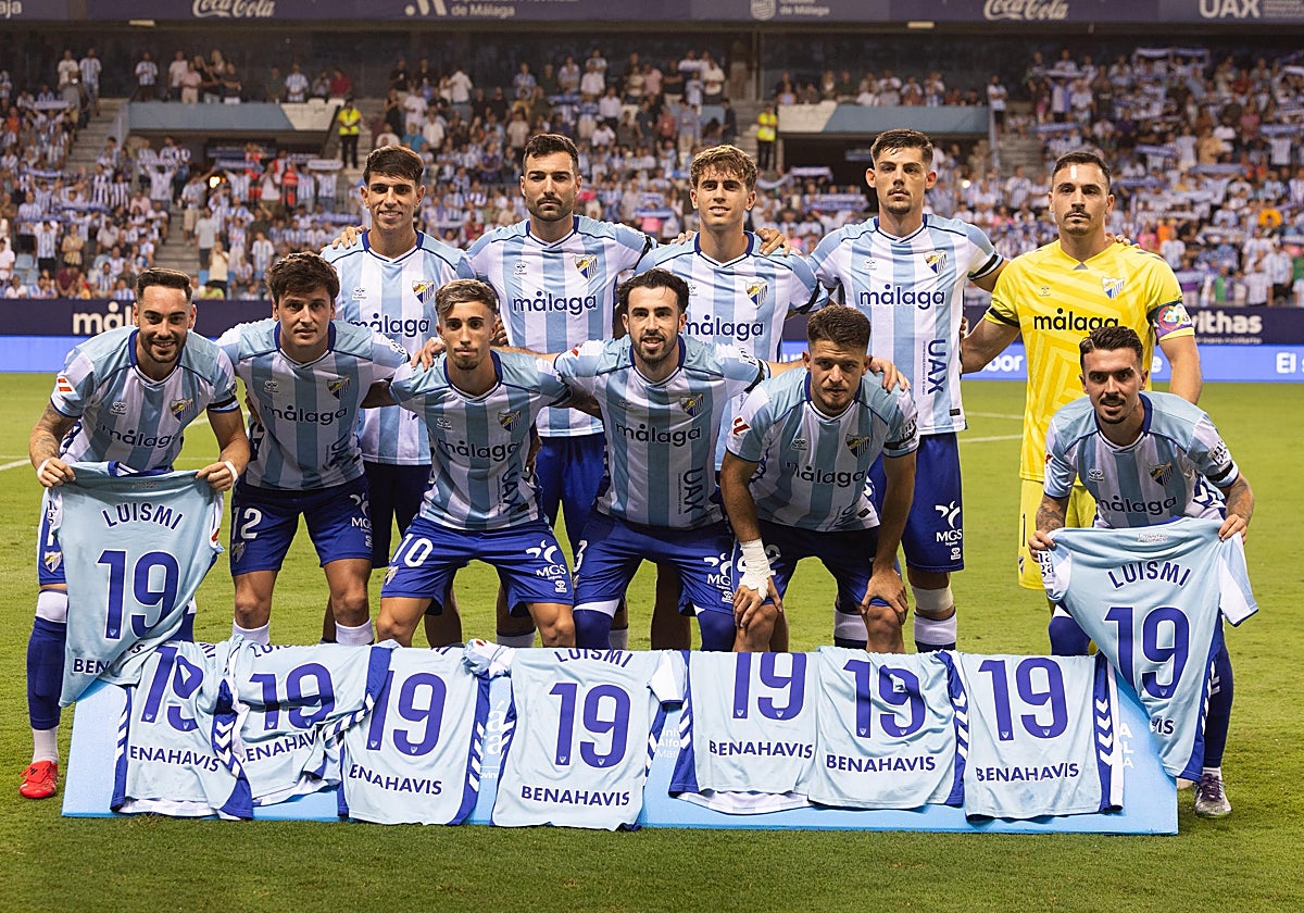 Los titulares homenajearon a Luismi al salir con su camiseta puesta al campo, y luego se la quitaron. En la imagen, Izan Merino; Álex Pastor, Adrián Niño, Montero, Alfonso Herrero y, abajo, Víctor García, Dotor, Larrubia, Puga, Dani Lorenzo y Joaquín.