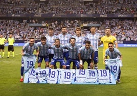 Los titulares homenajearon a Luismi al salir con su camiseta puesta al campo, y luego se la quitaron. En la imagen, Izan Merino; Álex Pastor, Adrián Niño, Montero, Alfonso Herrero y, abajo, Víctor García, Dotor, Larrubia, Puga, Dani Lorenzo y Joaquín.