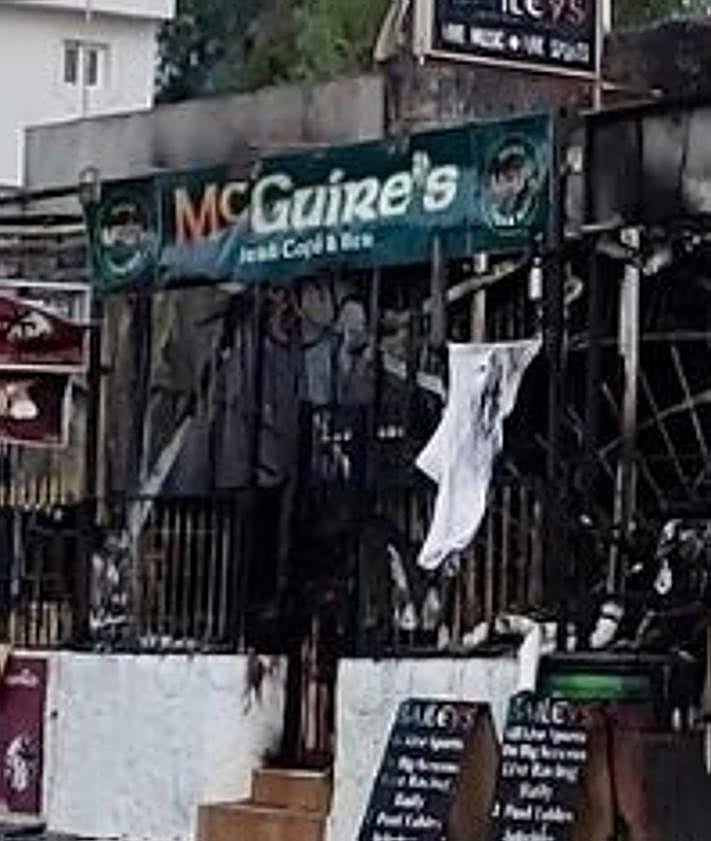 Imagen secundaria 2 - Sobresalto en Torremolinos: arden siete pubs y un supermercado de madrugada