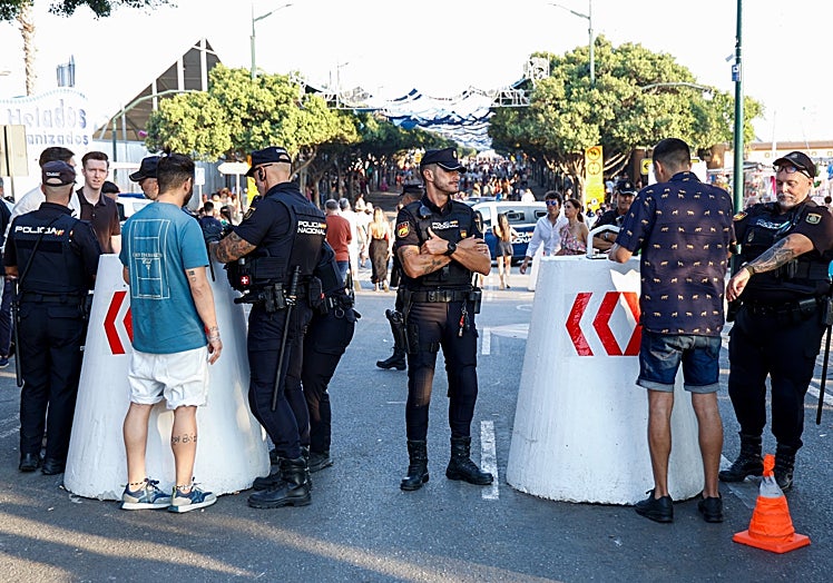 Intervención preventiva de agentes de la Policía Nacional durante la feria.