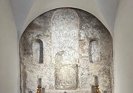 La pared original mozárabe de la ermita, con la hornacina y los arcos recuperados tras la restauración, donde antiguamente se situaba la Virgen de la Fuensanta.