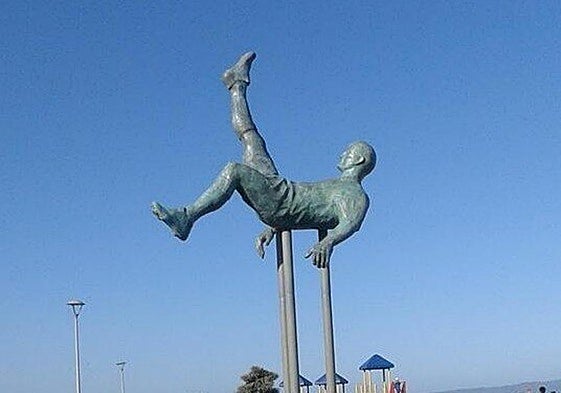 Estatua 'La chilena, obra de la artista María Angélica Echavarri, y que se ubica en Talcahuano (Chile), cerca del Estadio Ramón Unzaga.