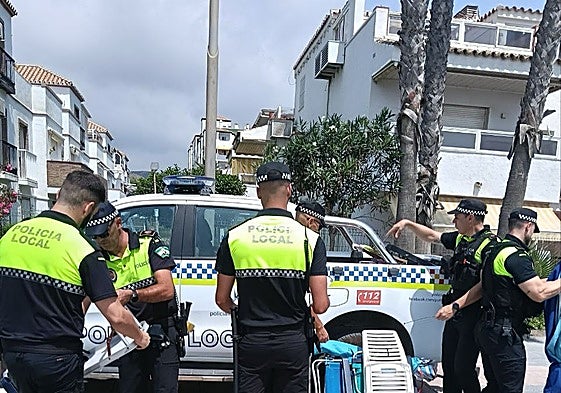 Agentes de la Policía Local de Torrox, en la retirada de enseres en las playas.