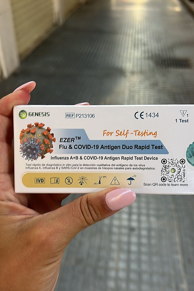 Una joven sostiene un test para detectar el covid.