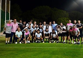 El Torremolinos celebra el triunfo en el torneo triangular de pretemporada en Coín.