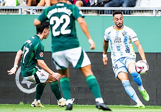 Dorrio presiona a Víctor García durante el Ferrol-Málaga de la pasada temporada.