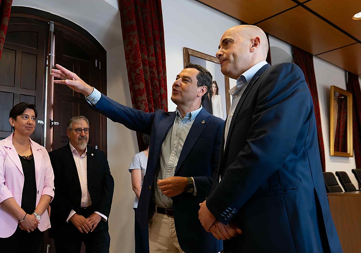 El presidente de la Junta de Andalucía, Juanma Moreno, durante su visita institucional a Archidona junto al alcalde.