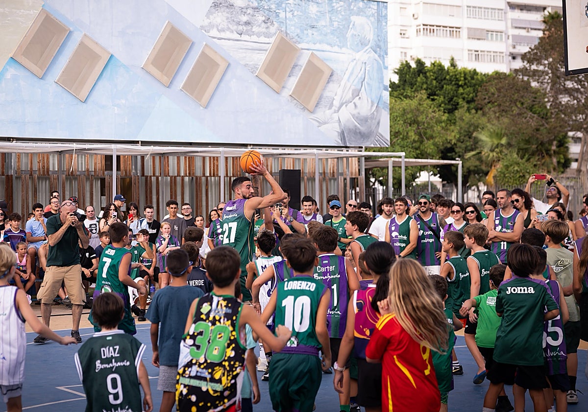 Imagen principal - Chris Duarte conquista el corazón de la &#039;Marea Verde&#039; en su llegada a Málaga