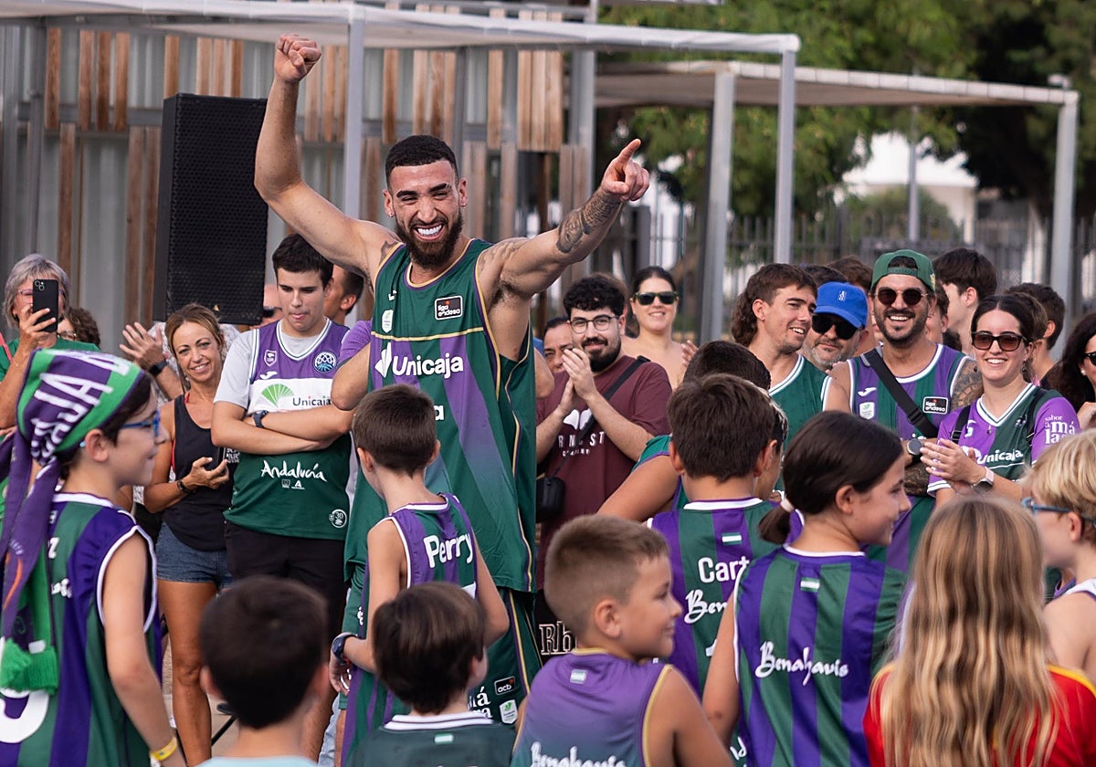 Chris Duarte conquista el corazón de la 'Marea Verde' en su llegada a Málaga