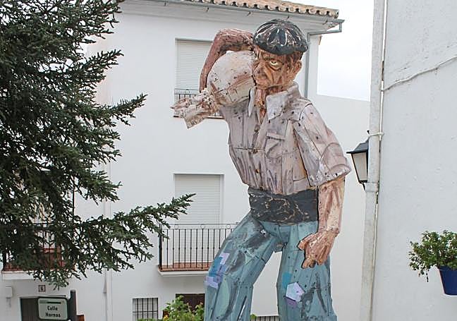 Una de las esculturas de Pujerra.