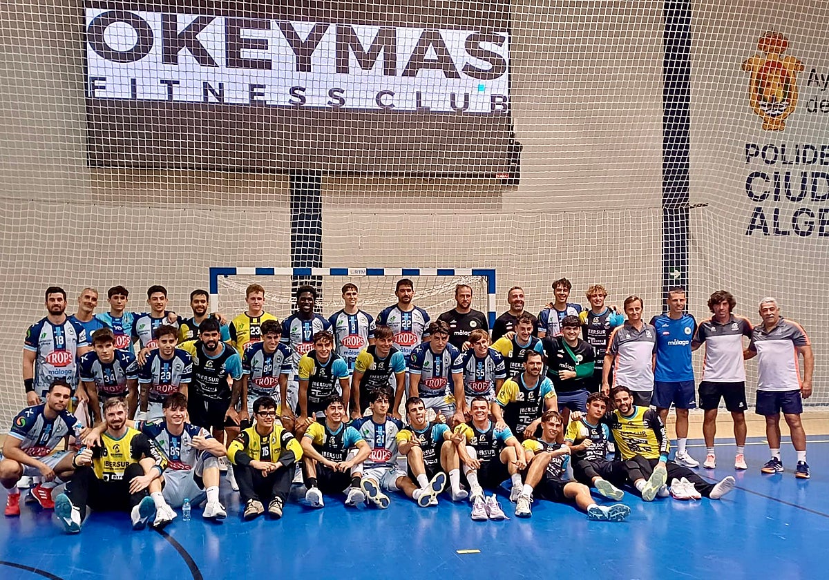 La plantilla del Trops, tras un partido de pretemporada frente al Algeciras.