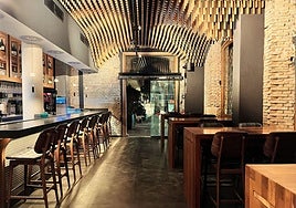 La distribución se mantiene a la entrada, con más capacidad en barra.