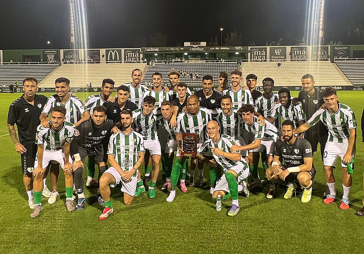 La plantilla del Antequera tras vencer en el Trofeo Ciudad del Torcal.