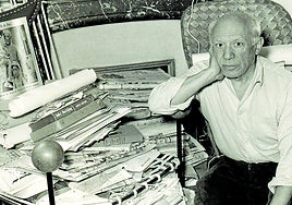 Pablo Ruiz Picasso posa en su residencia francesa.