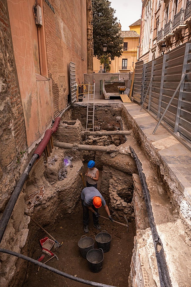 Los arqueólogos han llegado a un pavimento romano, aunque se sigue trabajando hasta alcanzar el nivel freático del terreno.