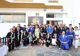 Foto de familia de la alcaldesa de Marbella, Ángeles Muñoz, con el fundador y alumnos de la Academia Bittan.