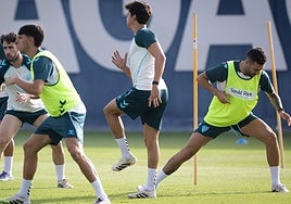 Álex Pastor, a la derecha, minutos antes de retirarse del entrenamiento del Málaga este miércoles.