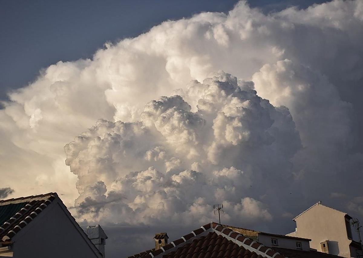 Imagen secundaria 1 - Imágenes de los tornados registrados el 26 de agosto de 2019.