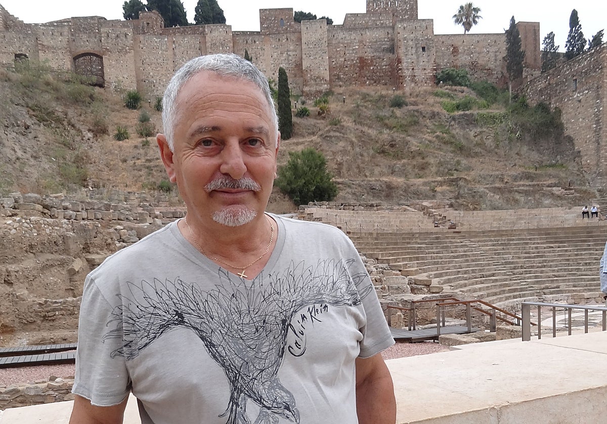 El pintor Antonio Cárdenas, junto a la Alcazaba de Málaga.