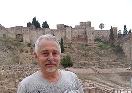 El pintor Antonio Cárdenas, junto a la Alcazaba de Málaga.