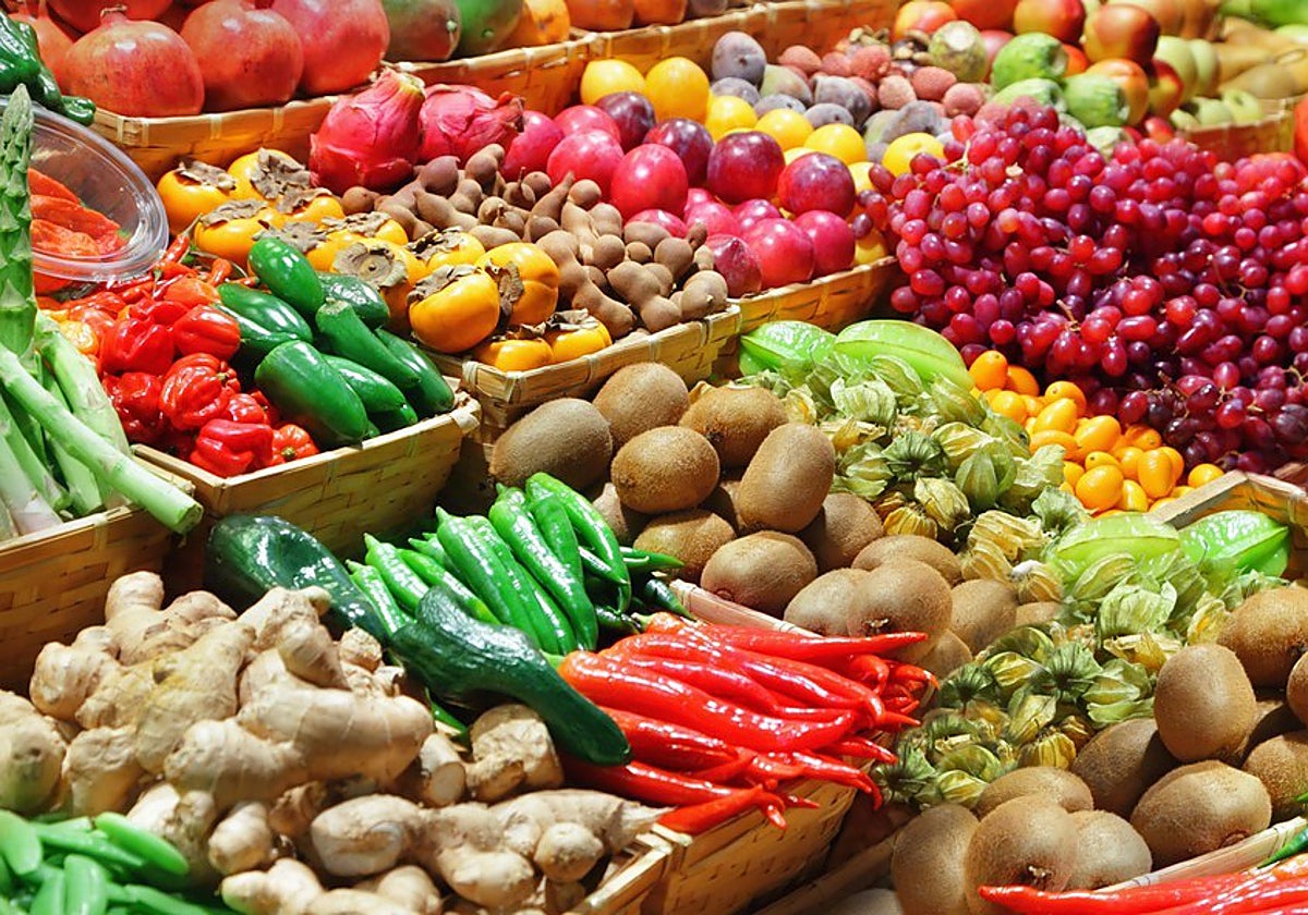 Puesto de frutas y hortalizas en un mercado.