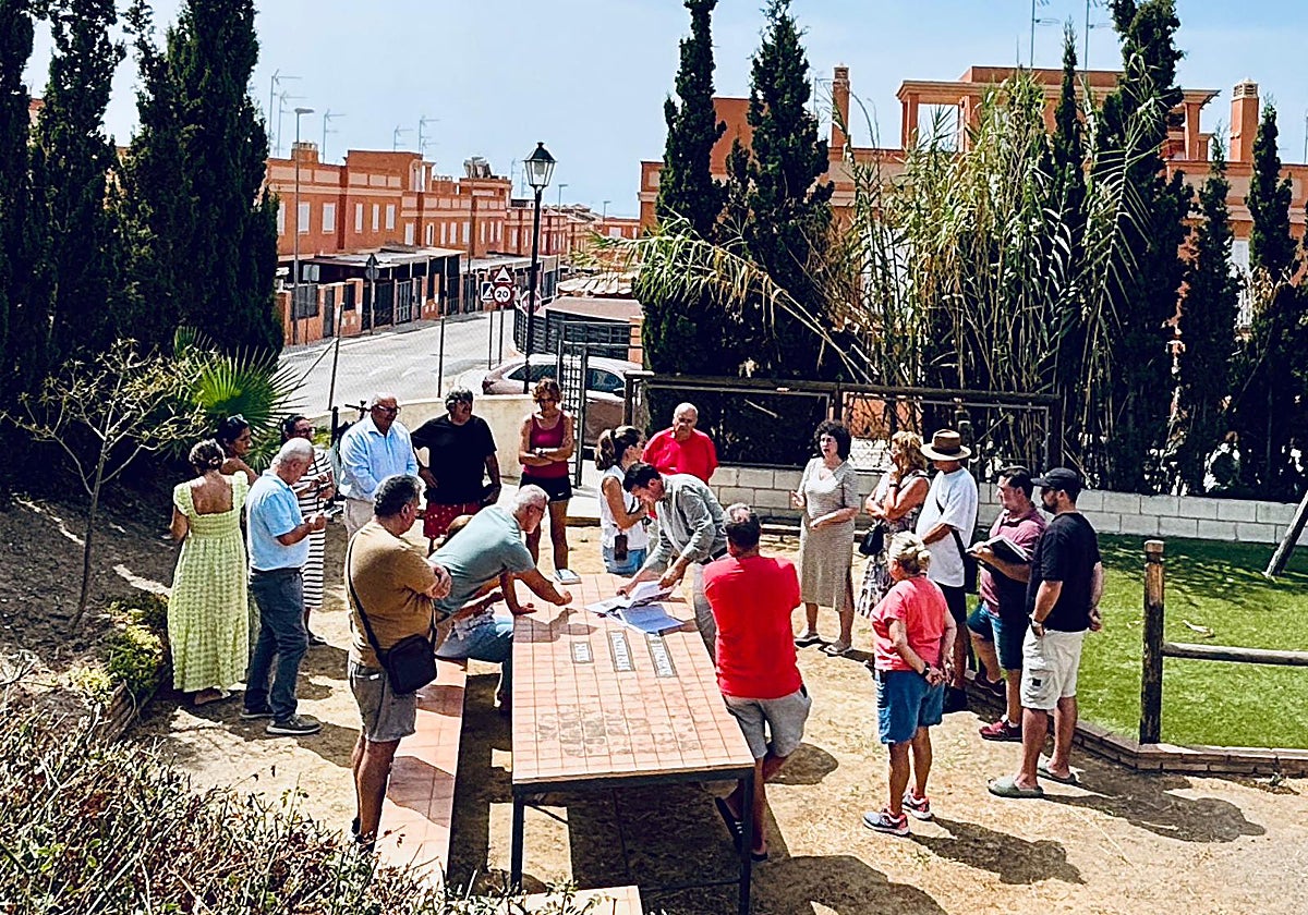 El alcalde, en la reunión con los vecinos de la urbanización Las Biznagas de Benajarafe.