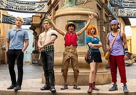Taz Skyler (primero por la izquierda), junto a Mackenyu, Iñaki Godoy, Emily Rudd y Jacob Romero, en el rodaje de la segunda temporada de 'One Piece'.