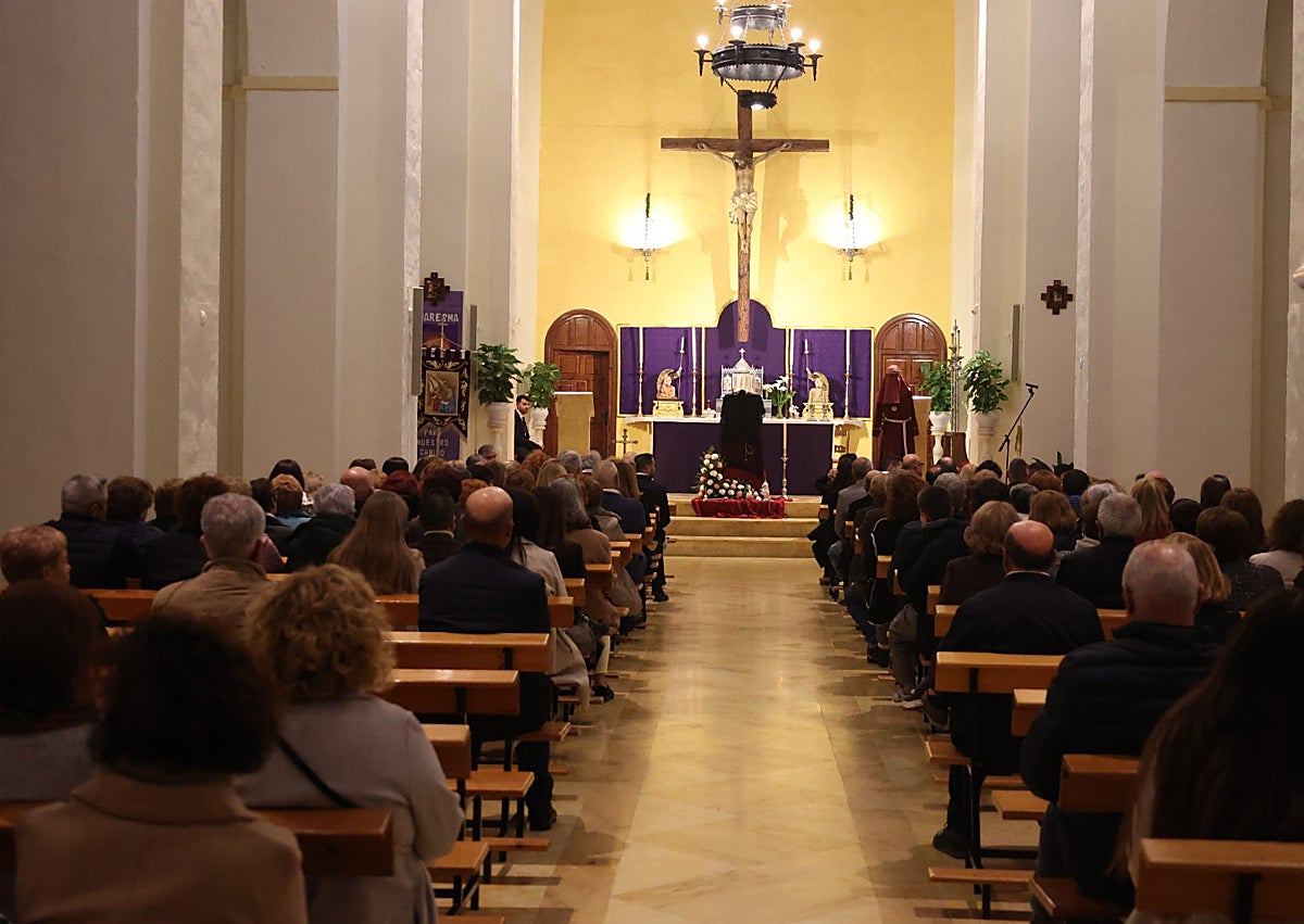 Imagen secundaria 1 - Arriba, acto de inauguración del nuevo retablo, debajo a la izquierda, antigua imagen del templo, y a la derecha, el retablo.