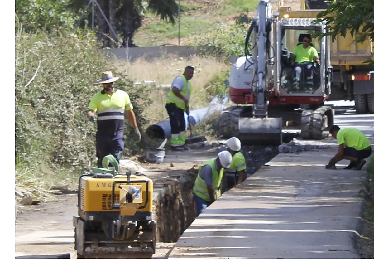 Trabajos de construcción de la tubería que conecta Málaga y Alhaurín de la Torre.