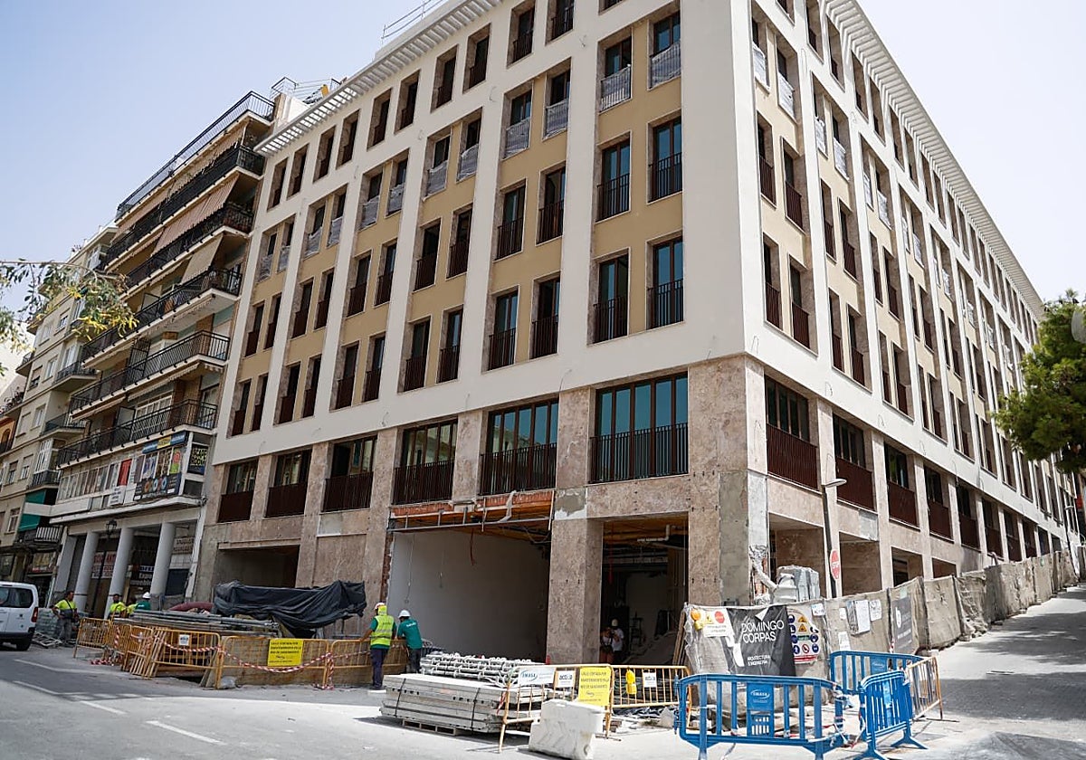 Vista del edificio del hotel ME Málaga, que ya luce sin andamios.